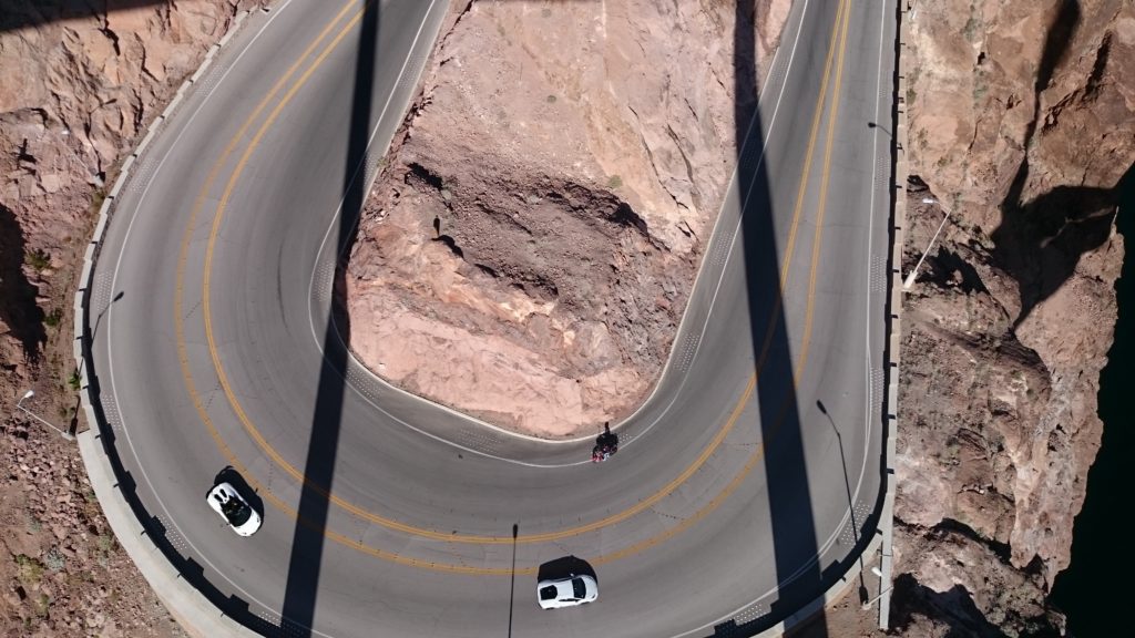 Steven Deschuyteneer Zijn we spirituele wezens in een mishandeld lichaam Hoover Dam auto